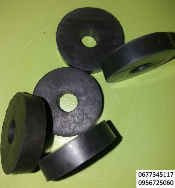 Шайба резиновая, изолятор, деталь  ЖБИК 711 142 502, соответствует ТУ 38-105376-82 , ТУ 38 105 376-82, амортизатор вибрации, шайба резиновая 40х12х10, рти электродвигатель АЭ 92-4,  Асинхронные трехфазные электродвигатели типа АЭ92-4, электродвигатели взрывозащищенные шайба изоляционная, шайба уплотнительная, уплотняющий сальник на коробке выводов, разделительное уплотнение, резиновые шайбы для морских систем,шайба кабельной муфты,плдушка для виброплит,подкладка стойки амортизатора, уплотнитель кабельного ввода,олх,гидрощита пэд,диафрагма гидрозащиты,прокладка под изолятор, изделия резиновые технические, резинотехнические изделия, Резиновая шайба жатки комбайна Claas Dominator, Protector, Senator, Matador, Cosmos, Compact, Corsar. Диаметр - 10.5 мм, толщина - 7 мм. ОЕМ номера 610363.0, 000610363.0.Уменьшает повреждения детали и улучшает соединение с прокладкой, выполняет функцию, уплотнителя. Используется для замены изношенной или поврежденной детали в ходе ремонтно-восстановительных работ.Шайба представляет собой резиновое изделие с круглым отверстием в центре. Ее подкладывают под головку болта, шурупа или винта, а также под гайку.Резиновая шайба для тестоделителя-округлителя PREMIO,Производитель: Bongard (Франция),Код: AF5431848,Резиновая прокладка (шайба) с фиксатором, для установки в соответствующий паз нижней штанги. Требуется для крепления катушки к нижней штанге. Подходит для всех моделей металлоискателей производства XP.